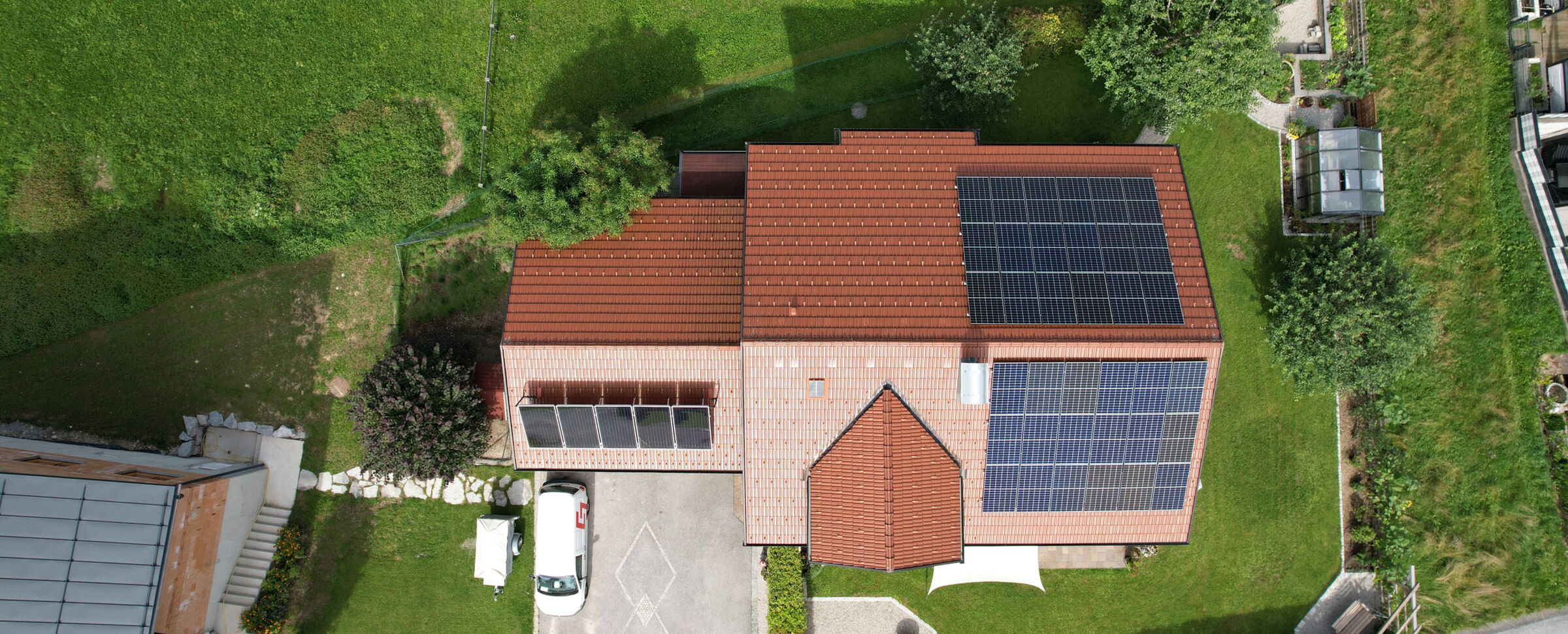 Ein Dach mit Photovoltaikanlage aus der Vogelperspektive